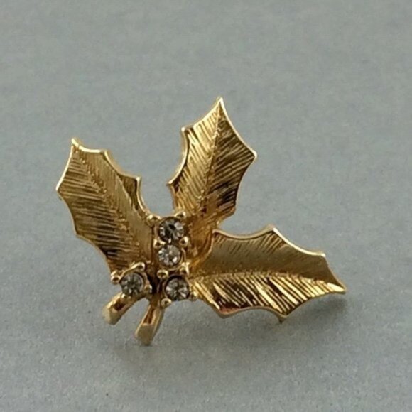 Vintage Christmas Holly Rhinestone Berries Tie Tack Lapel Pin Goldtone Metal - Picture 1 of 12